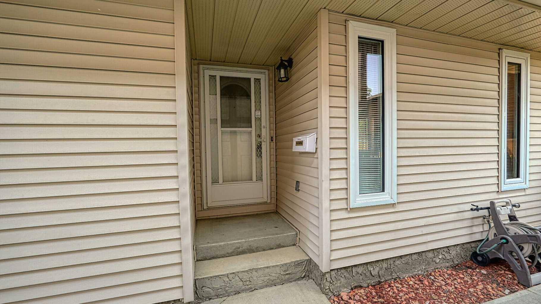 Calgary, AB T2J 6W6,15 Deer PL Southeast