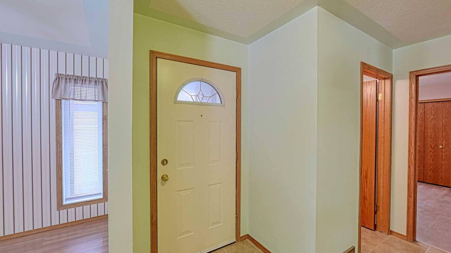 Calgary, AB T2J 6W6,15 Deer PL Southeast