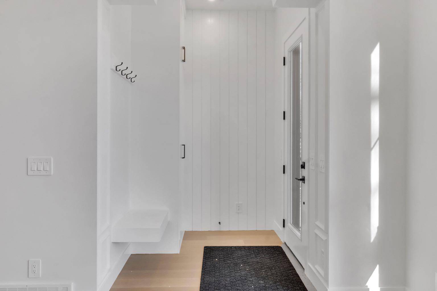 Calgary, AB T2M 2A9,644 25 AVE NW