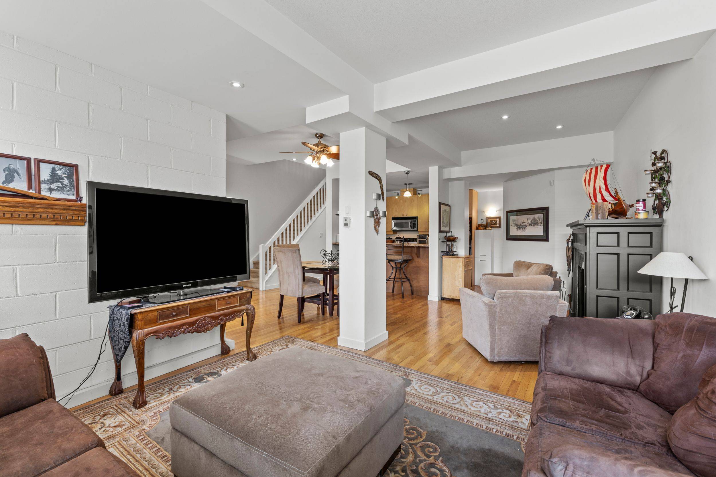 Grimsby, ON L3M 3H2,49 Ontario ST #1