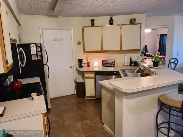 Sunrise, FL 33322,9999 Summerbreeze Dr #417