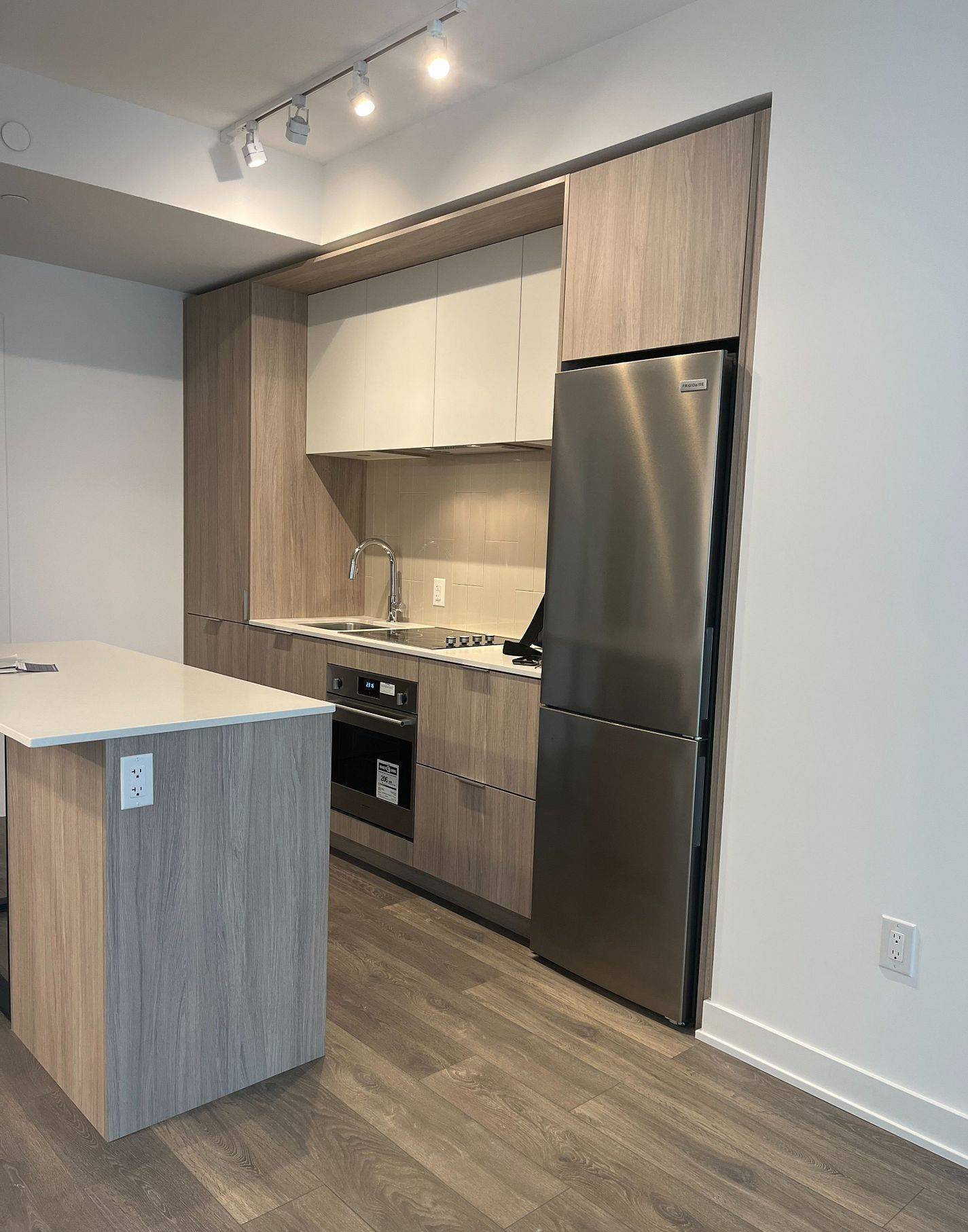 Toronto C08, ON M5A 0T1,35 Tubman AVE #923