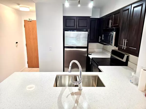 Toronto C01, ON M5V 1B1,219 Fort York BLVD #606