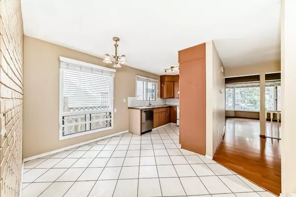 Calgary, AB T3A 2S9,19 Edgeford WAY NW