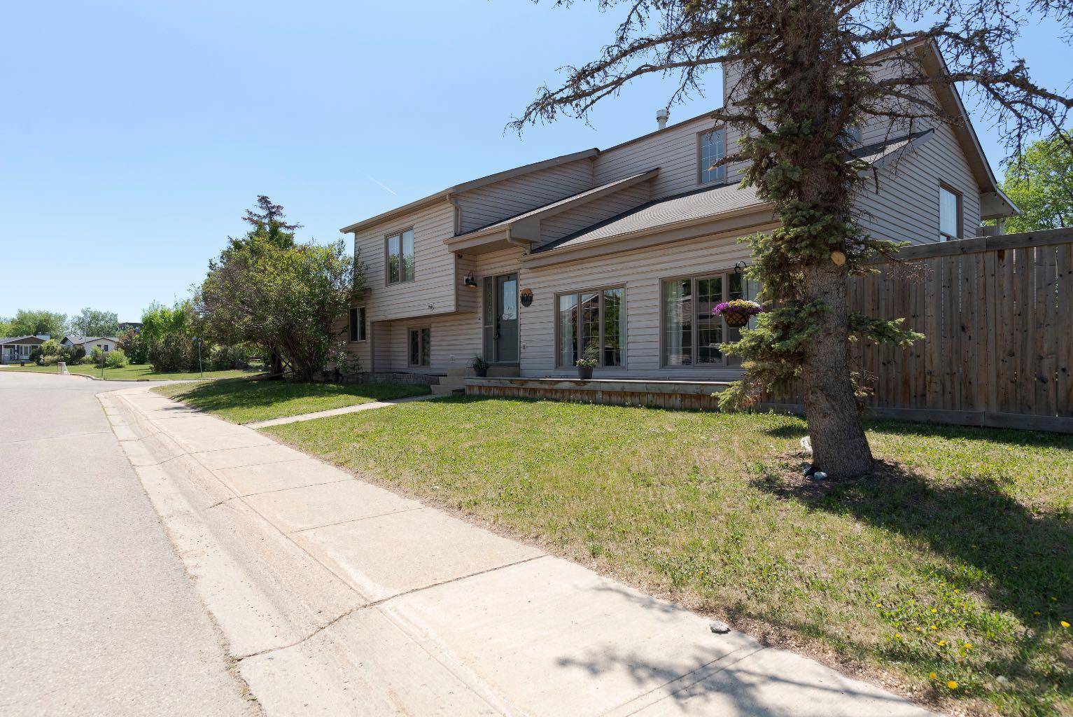 Fort Mcmurray, AB T9K 1A7,105 Whiteoak Garden
