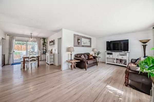 Calgary, AB T2K 2E6,109 Hounslow DR NW