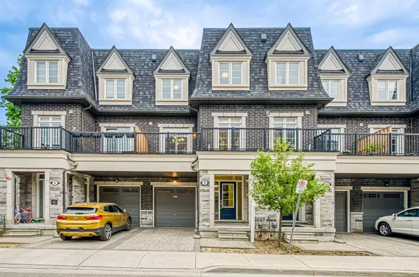 8 Deep River LN, Richmond Hill, ON L4C 5S4