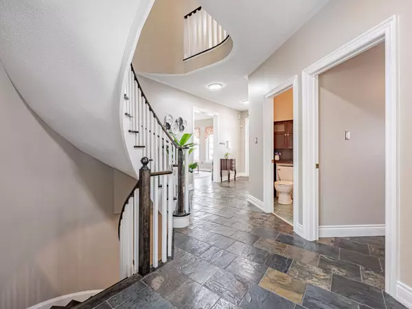 Whitby, ON L1M 2K9,51 Hanson CRES