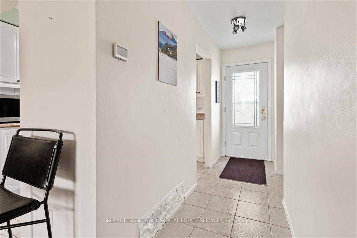 Hamilton, ON L9H 4L1,11 Colmar PL #2