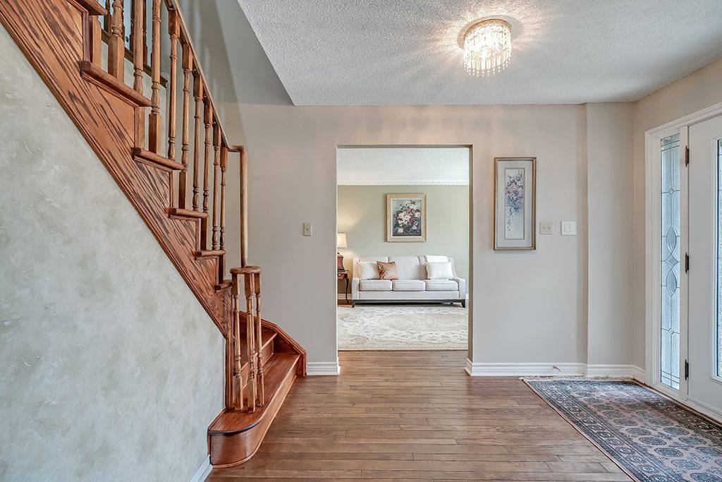 Burlington, ON L7P 4K9,2347 Tweedsmuir CT