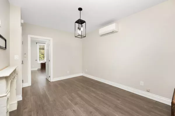 Toronto C01, ON M6J 2Y5,200 Roxton RD