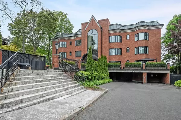 Burlington, ON L7R 4G7,2220 Lakeshore RD #23