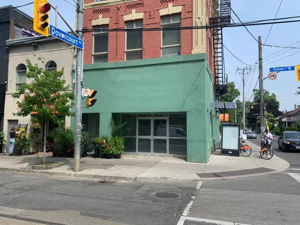 Toronto C01, ON M6J 1H9,1092 Queen ST W