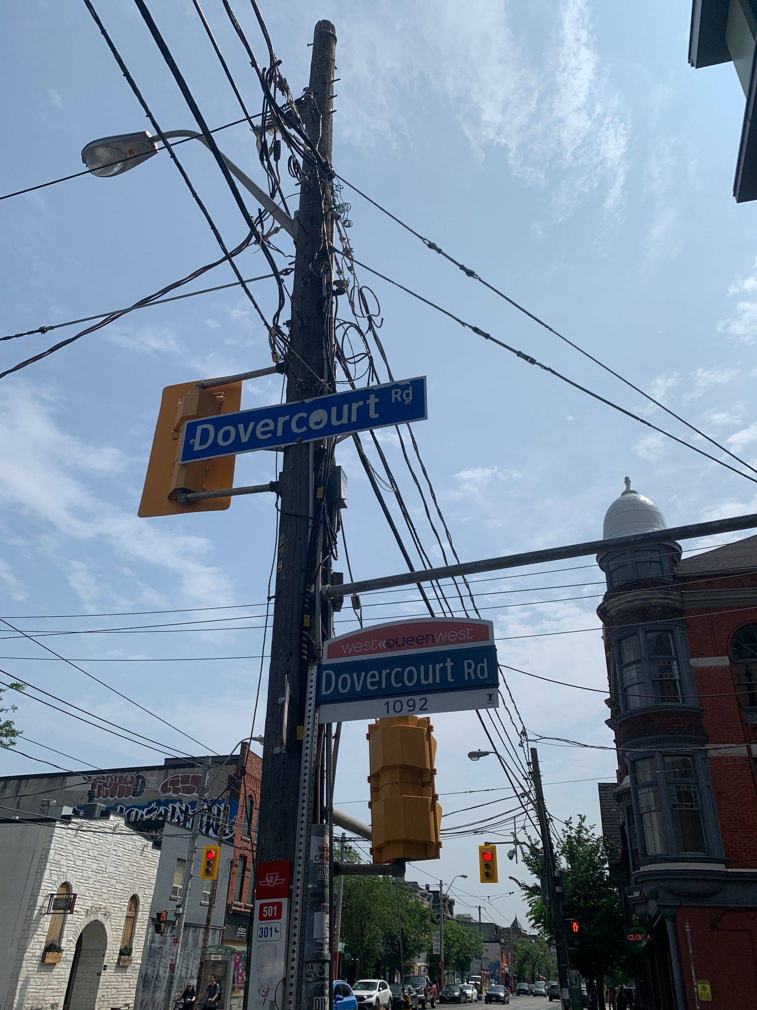 Toronto C01, ON M6J 1H9,1092 Queen ST W
