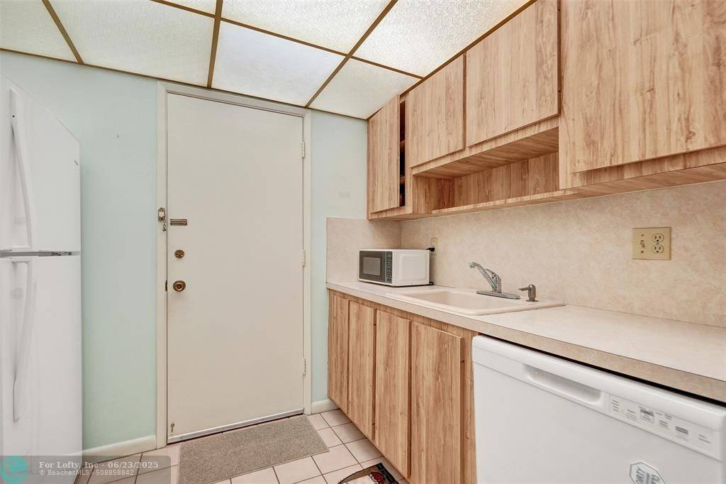 Pompano Beach, FL 33060,101 E Mcnab Rd #209
