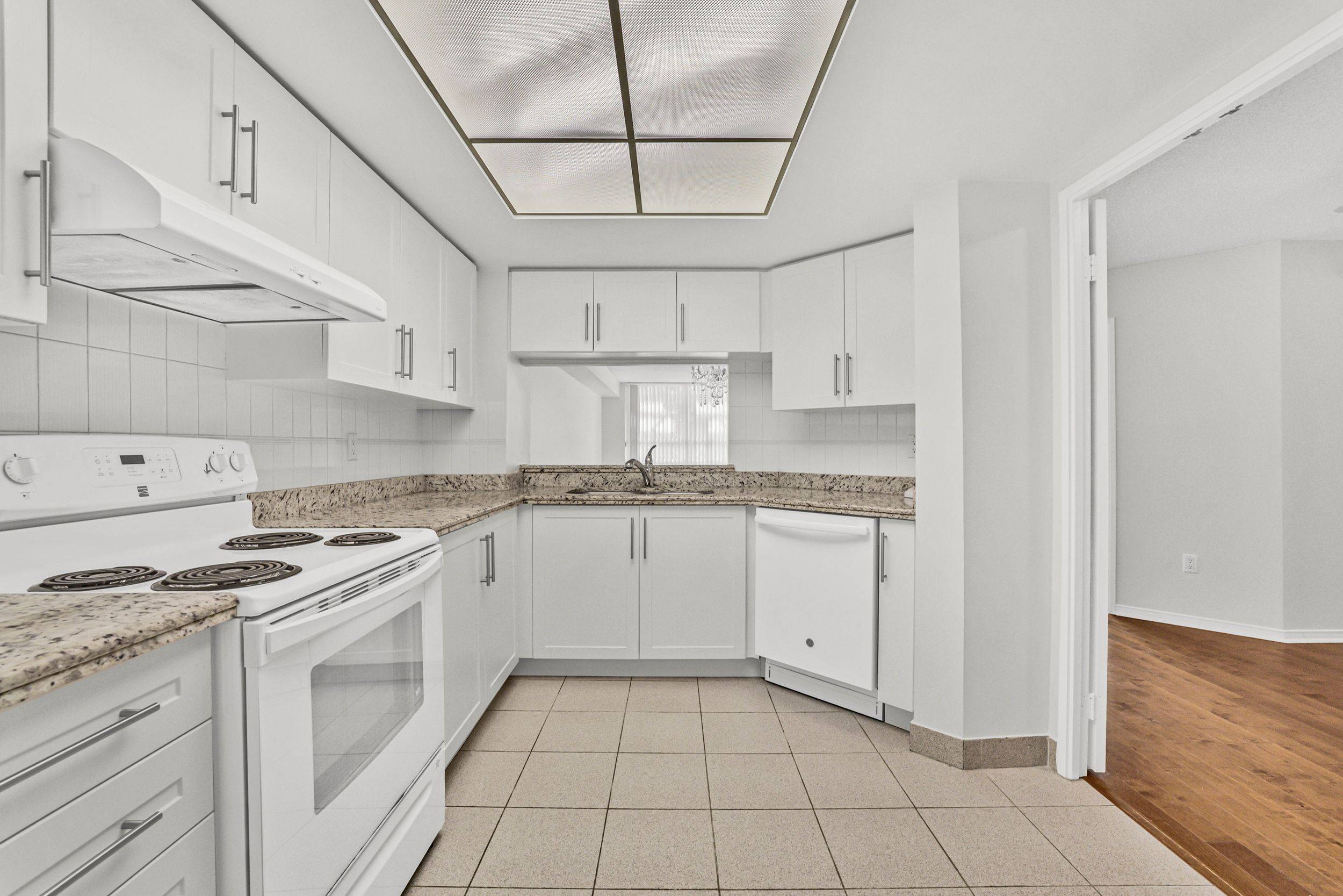 Markham, ON L3T 7N2,7825 Bayview AVE N #310