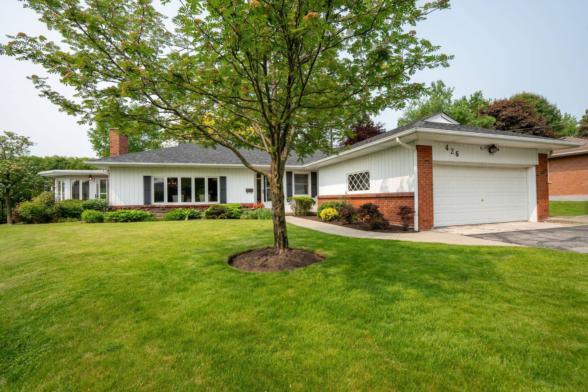 Burlington, ON L7T 1A8,426 North Shore BLVD W