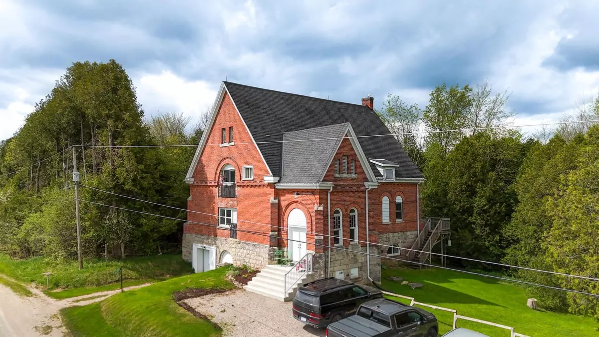 Chatsworth, ON N0H 1G0,596688 10 Concession