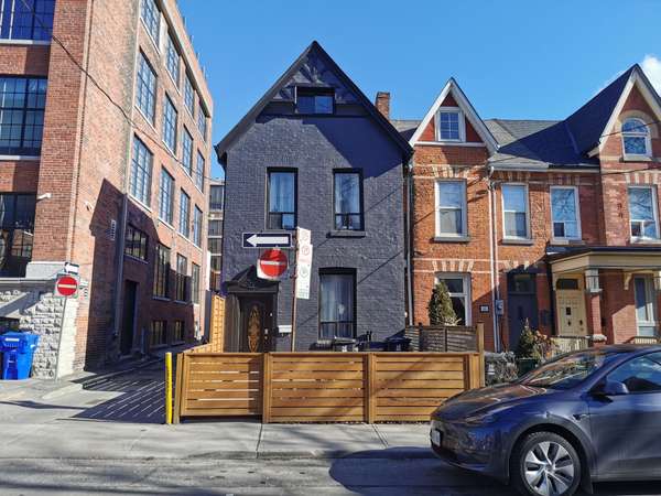 367 Euclid AVE #1, Toronto C01, ON M6J 2K1