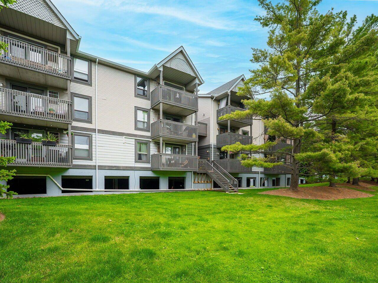 Burlington, ON L7M 4C2,2020 Cleaver AVE #205