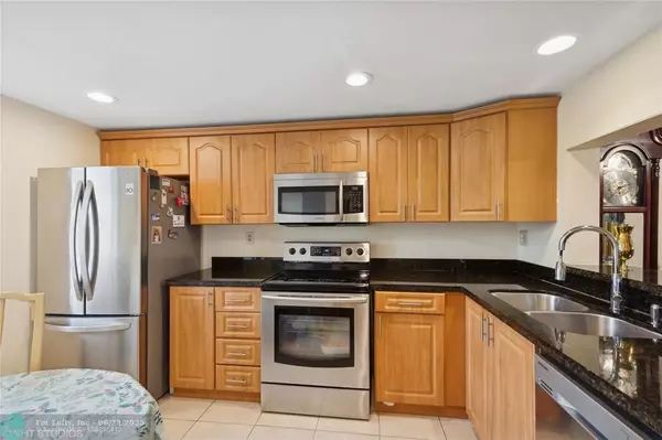 Lauderhill, FL 33319,3940 Inverrary Blvd #403A