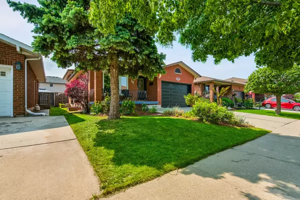 Hamilton, ON L8J 2T5,38 Pinewoods DR
