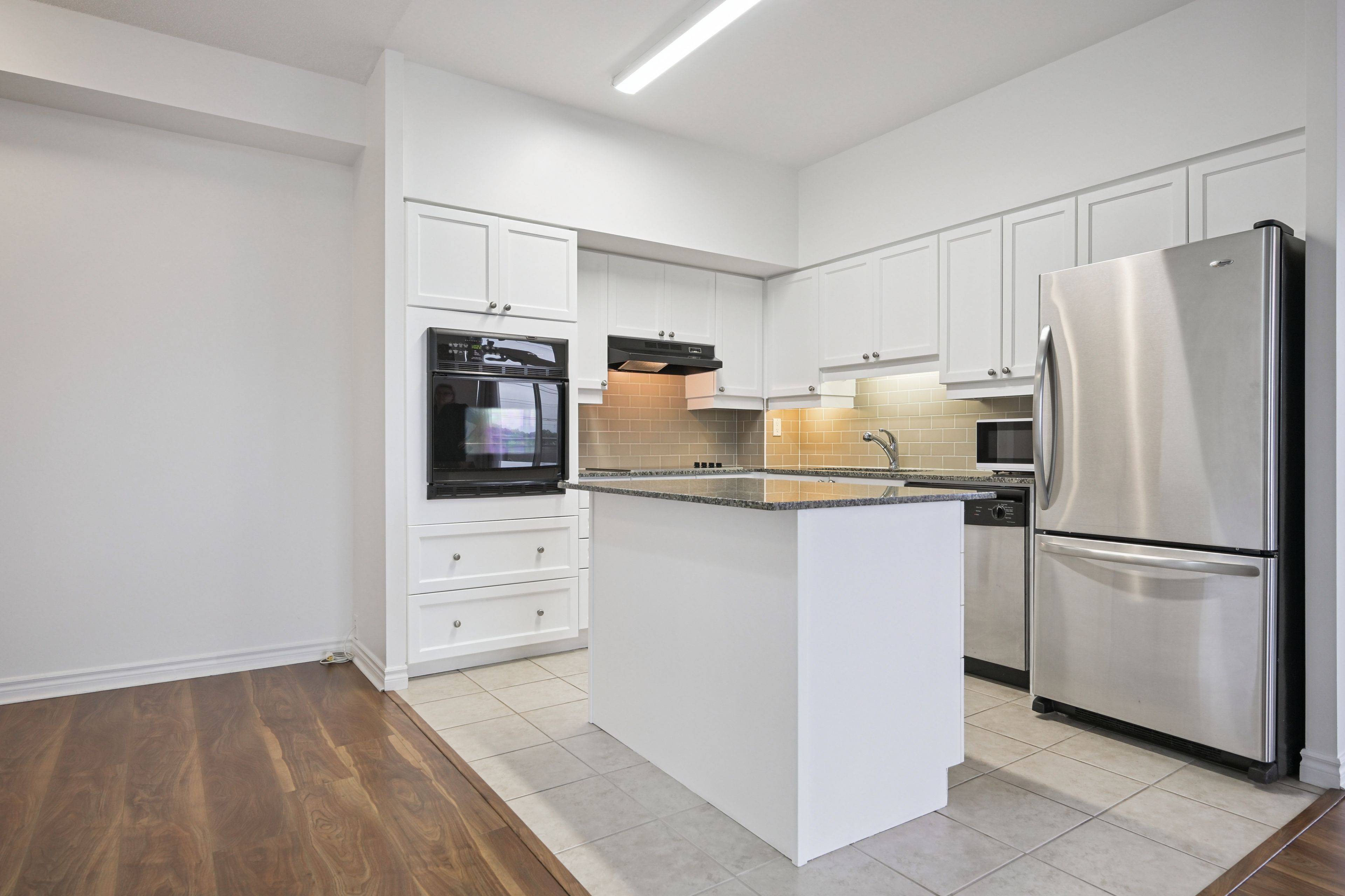Mississauga, ON L5V 0A2,810 Scollard CT #402