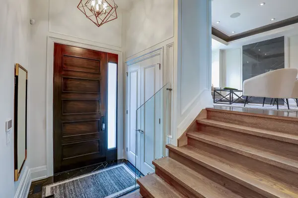 Toronto C11, ON M4G 2S2,571 Broadway AVE