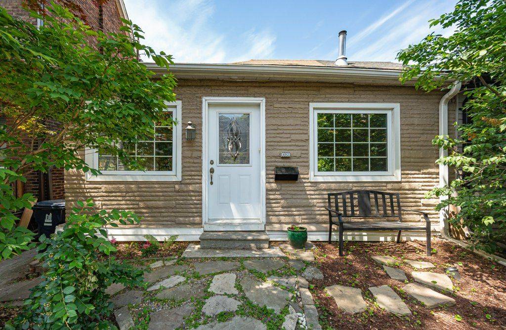 Toronto E02, ON M4E 2J1,692 Woodbine AVE