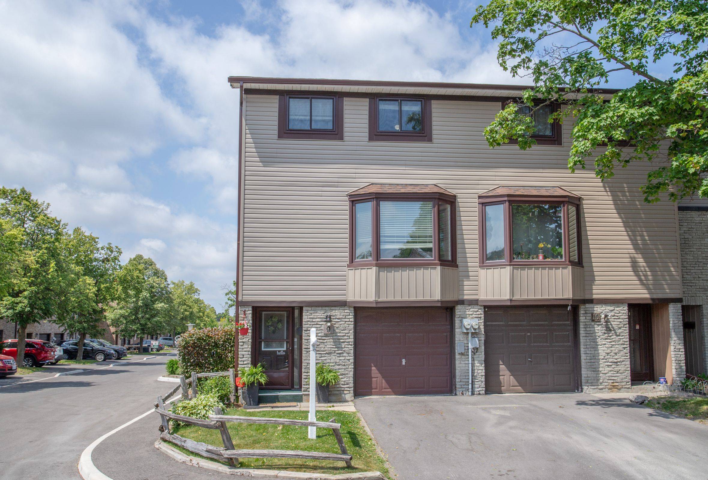 Oshawa, ON L1G 6T7,221 Ormond DR #E9