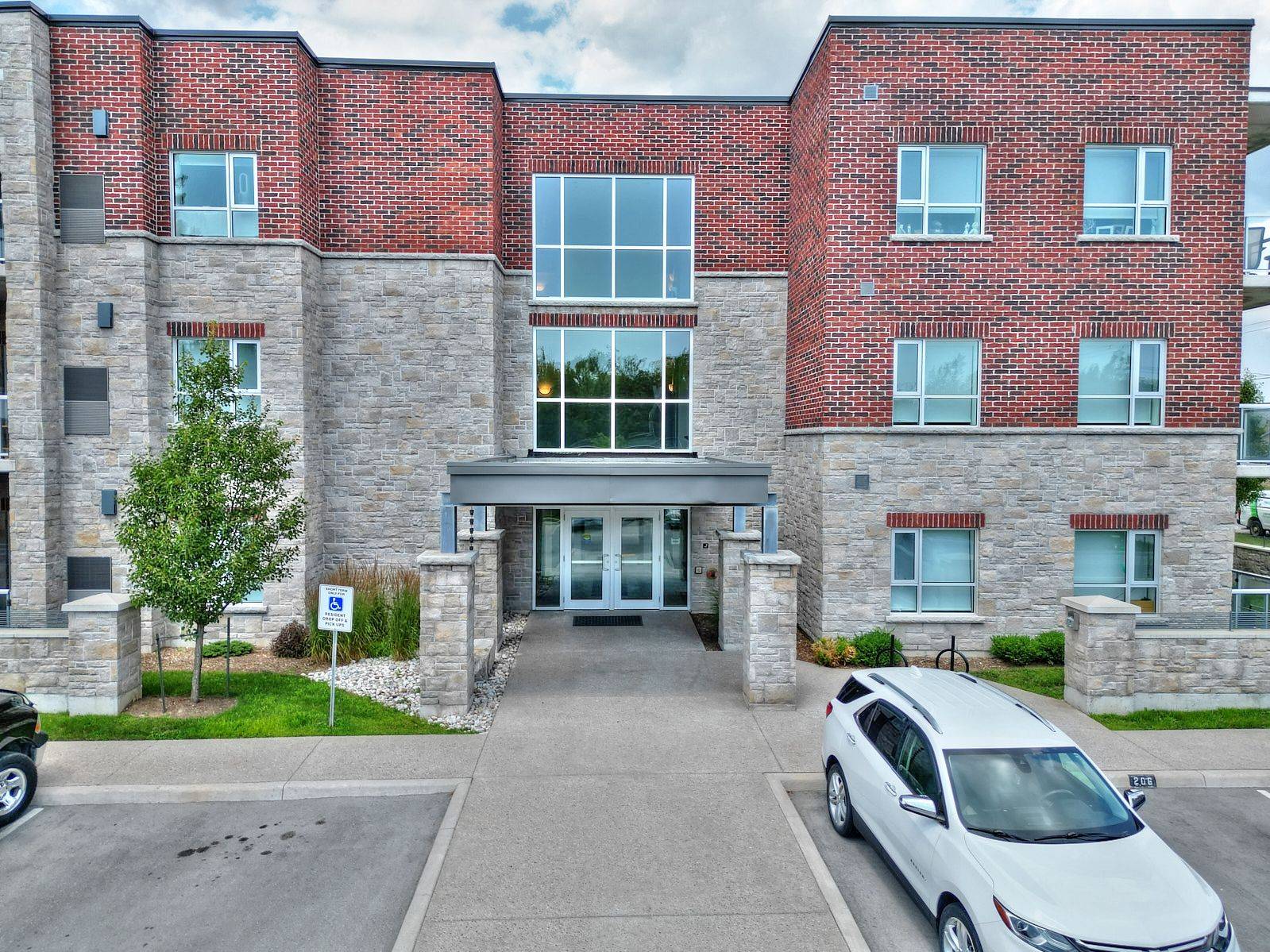 Welland, ON L3C 0H7,529 SOUTH PELHAM RD #211