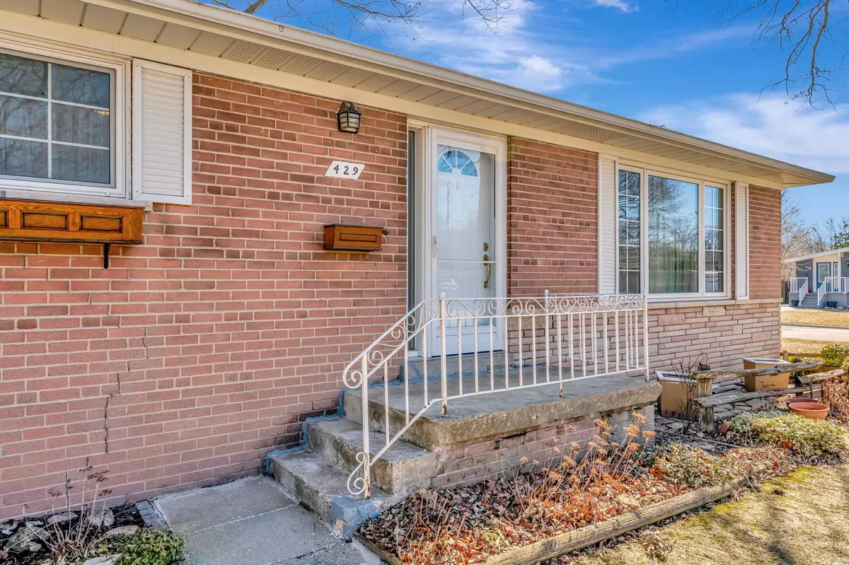 Burlington, ON L7L 3S4,429 Norrie CRES
