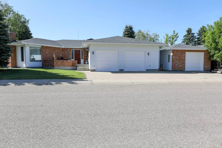 90 Tudor CRES S, Lethbridge, AB T1K 5C8