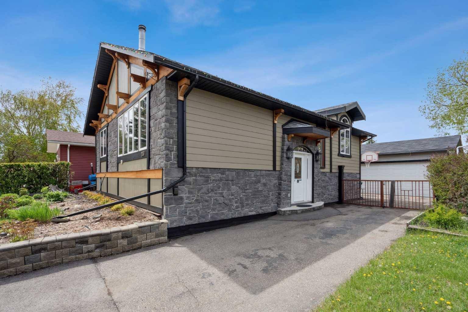Okotoks, AB T1S 1E3,207 Woodrow PL