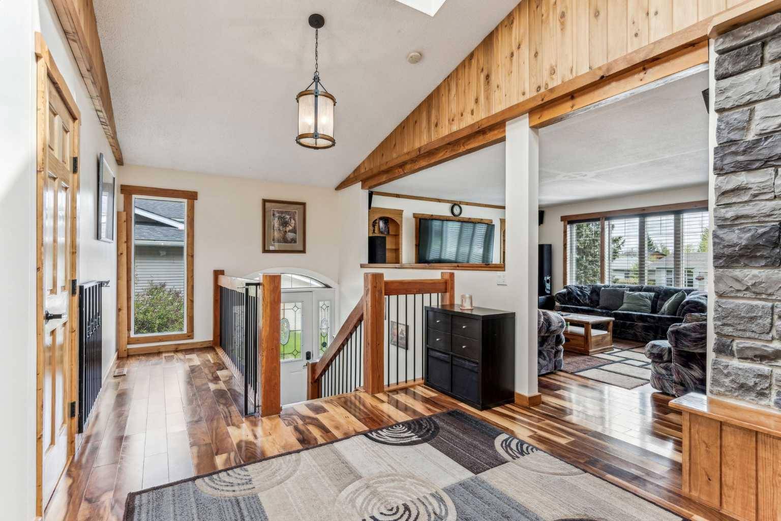 Okotoks, AB T1S 1E3,207 Woodrow PL
