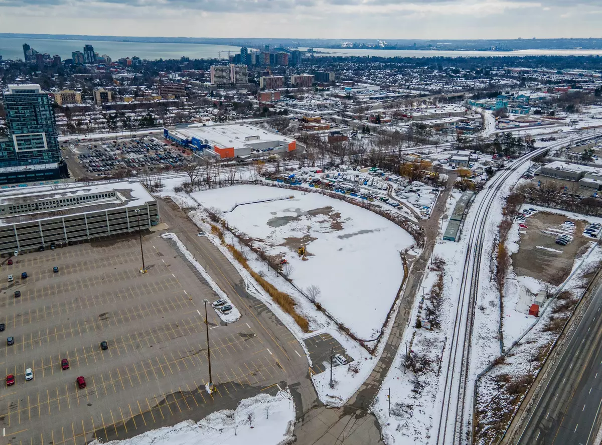 Burlington, ON L7R 3T1,2082 Queensway DR