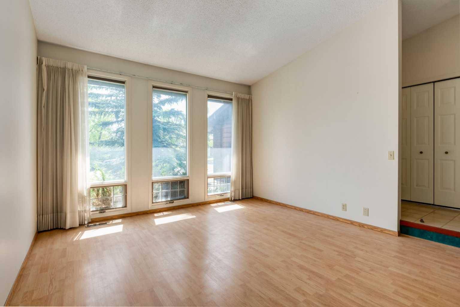 Calgary, AB T3A 2S3,300 Edgehill DR Northwest