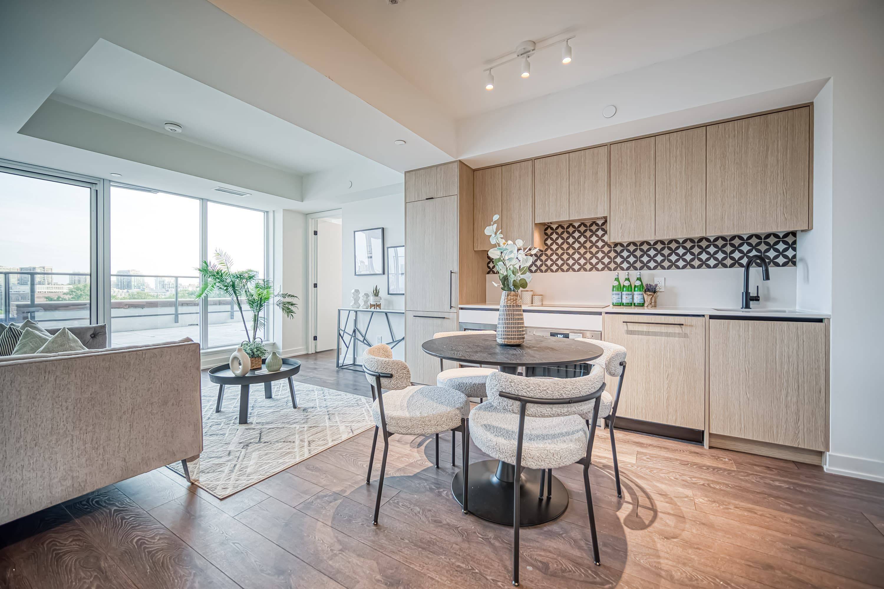 Toronto C01, ON M6J 0H3,5 Lakeview AVE #604