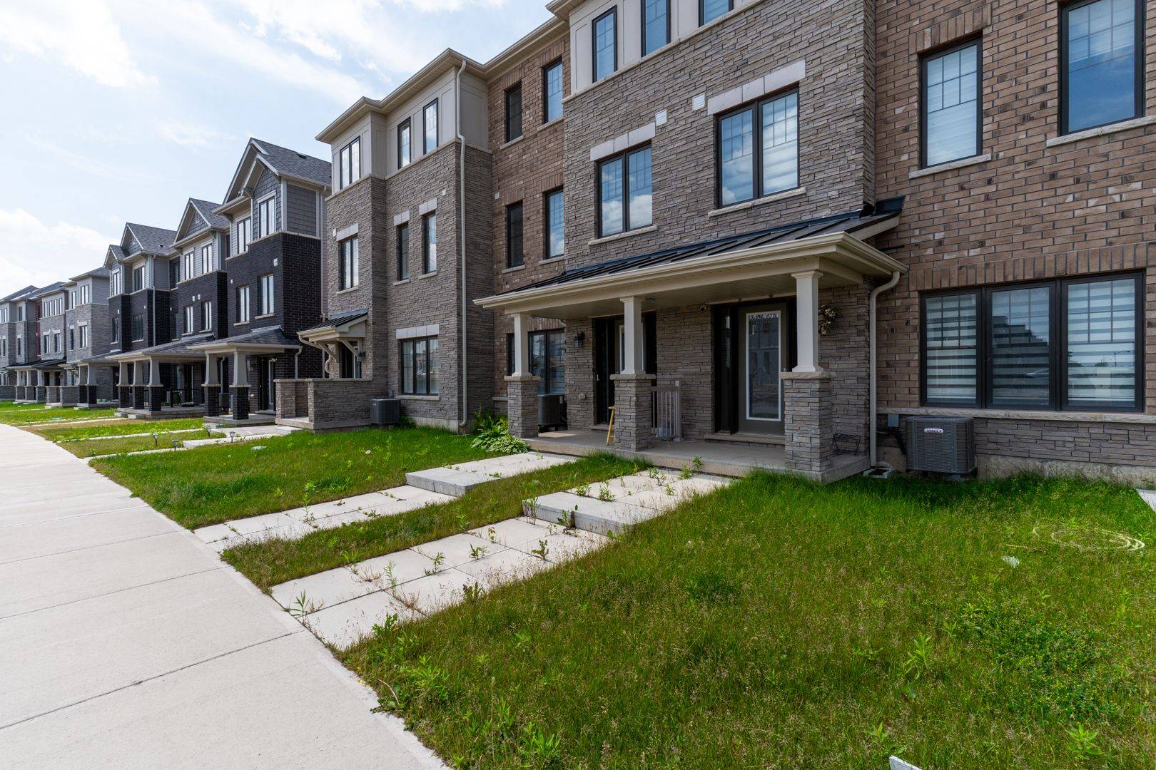 Brantford, ON N3T 0V7,22 Bee CRES