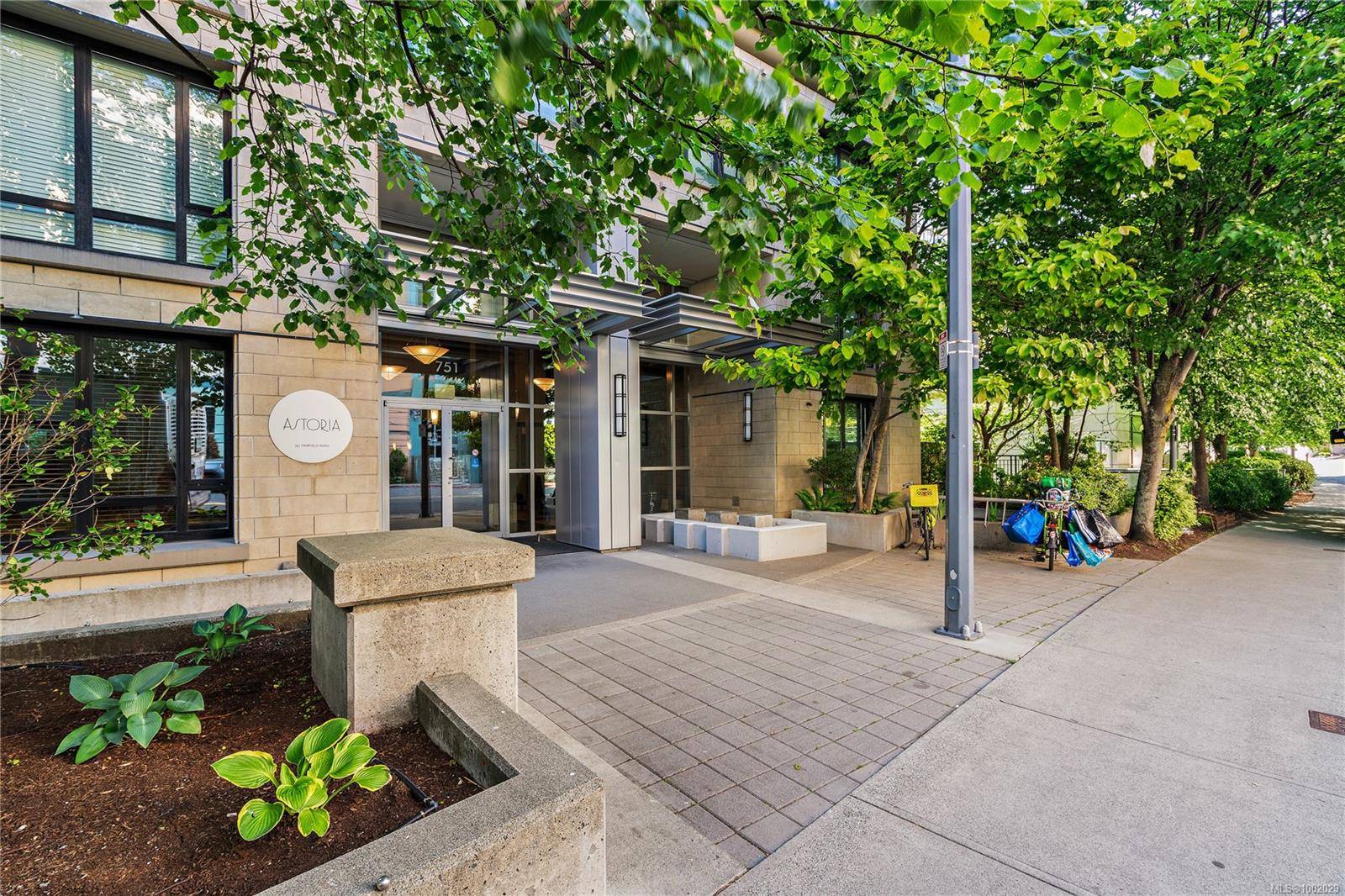 Victoria, BC V8W 4A4,751 Fairfield Rd #2001