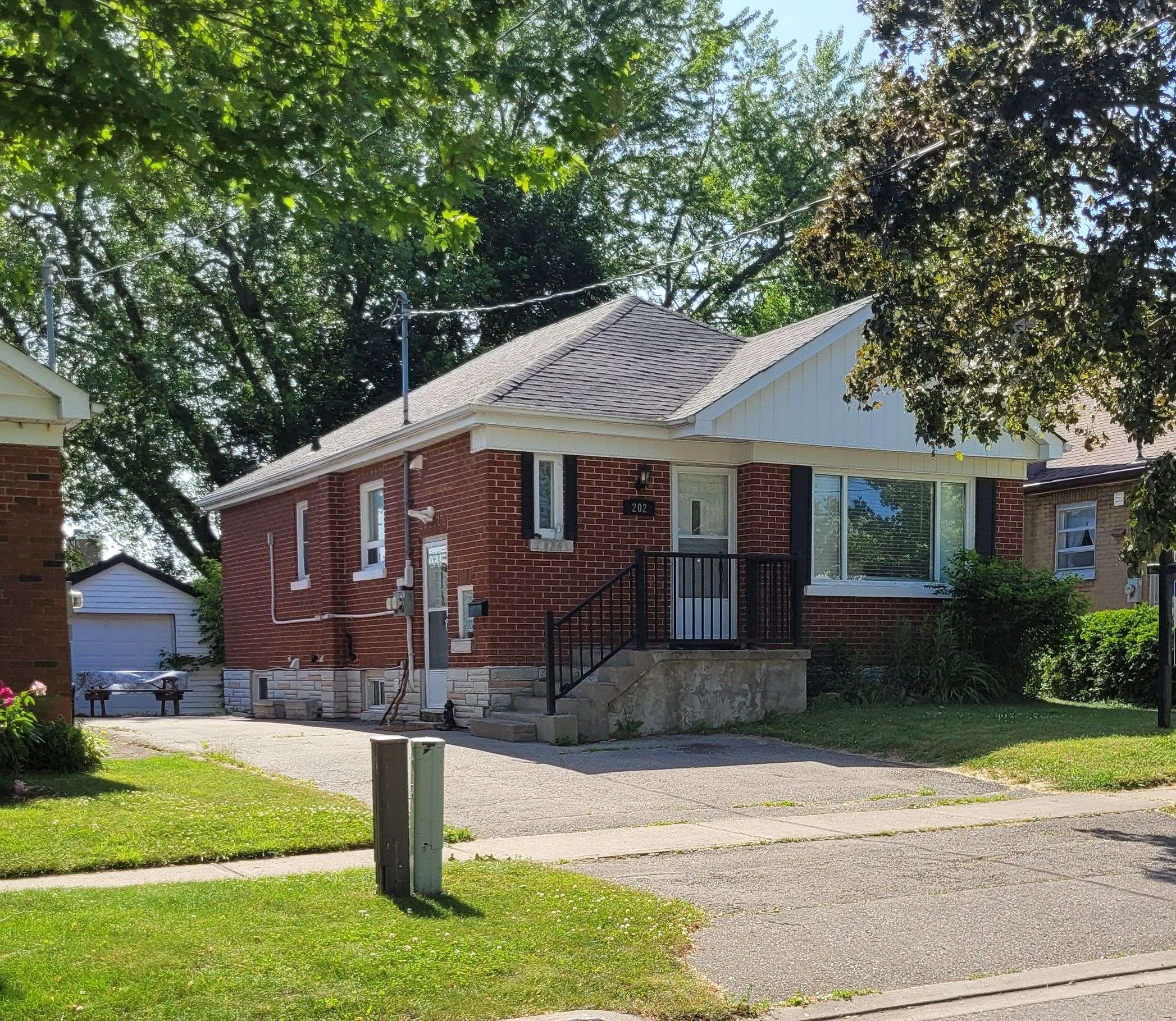 202 Cadillac AVE S, Oshawa, ON L1H 5Z7