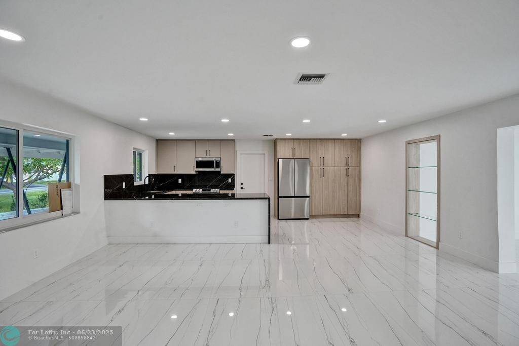 Pompano Beach, FL 33060,121 SE 8th St