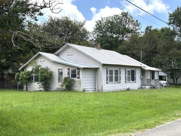 195 S Howison, Bogata, TX 75417