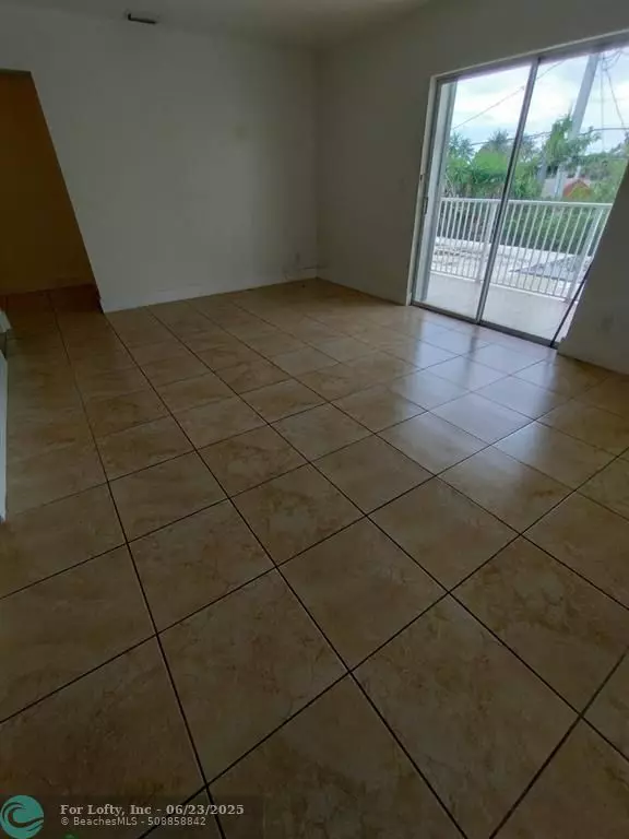 North Miami Beach, FL 33162,1964 NE 172nd St #4