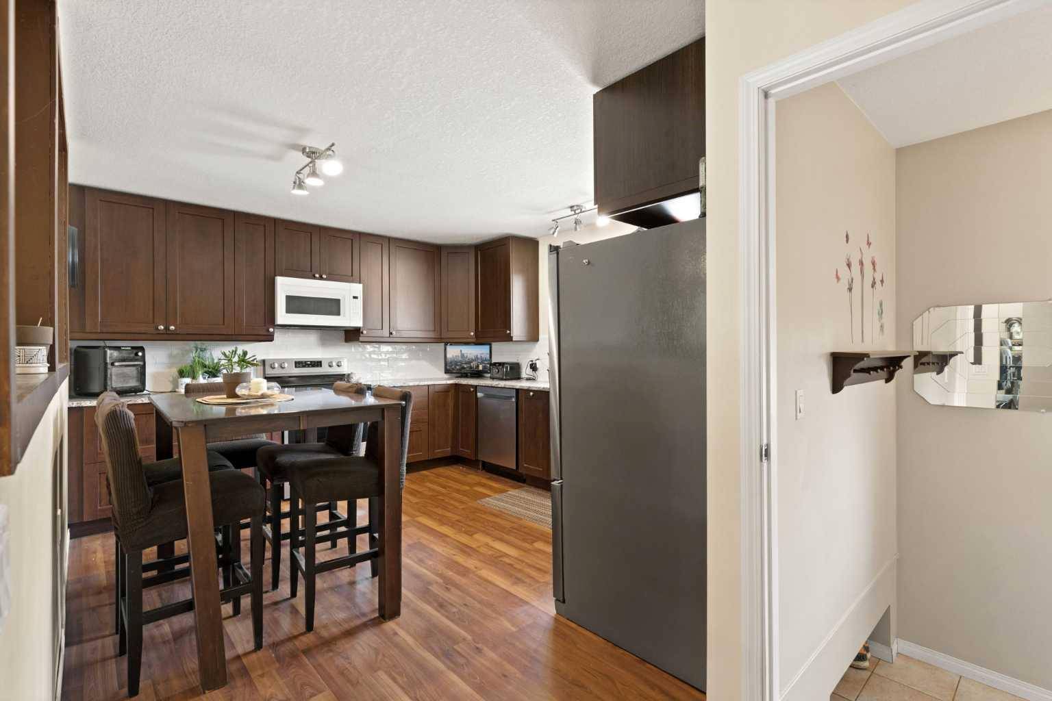 Calgary, AB T2C 1Y4,324 Lynnview CRES Southeast