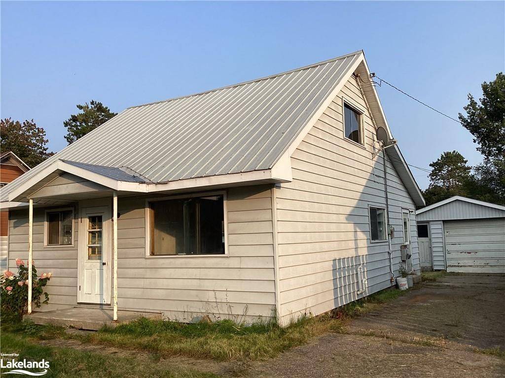 11 LAURENTIAN ST, Deep River, ON K0J 1P0