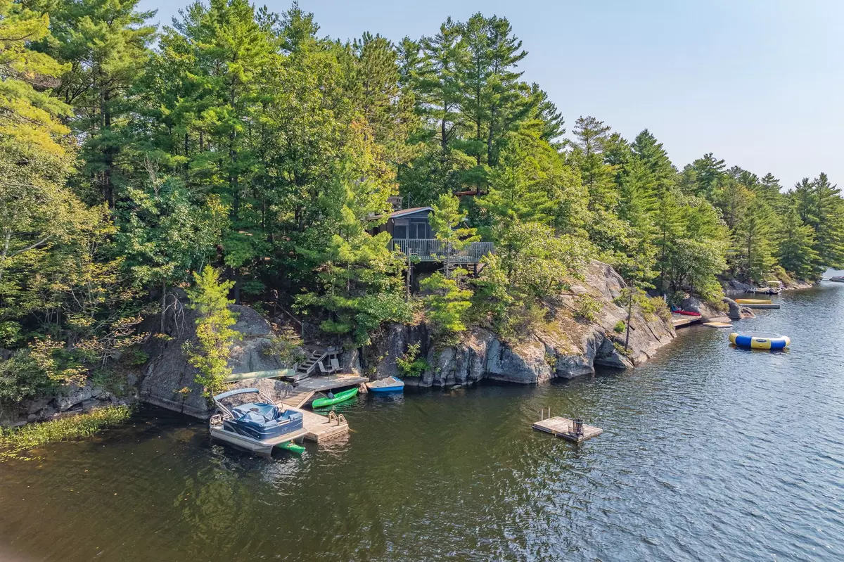 Gravenhurst, ON P1P 0G3,1118 Tomingas RD