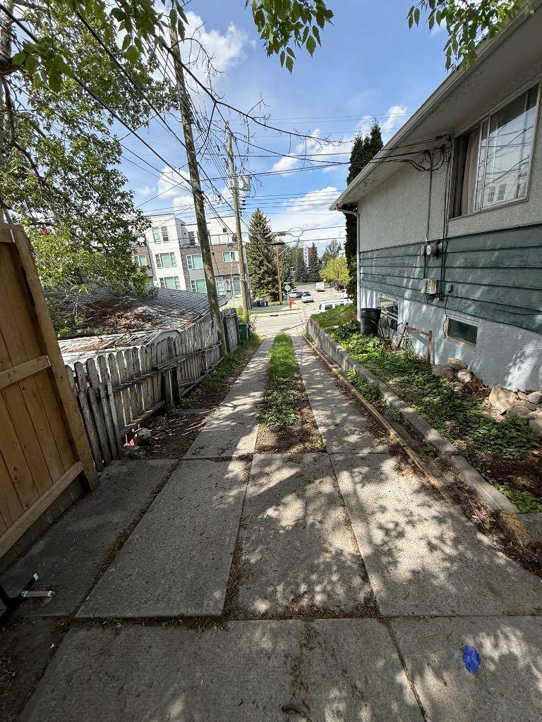 Calgary, AB T2T 1A2,1729 25 AVE SW