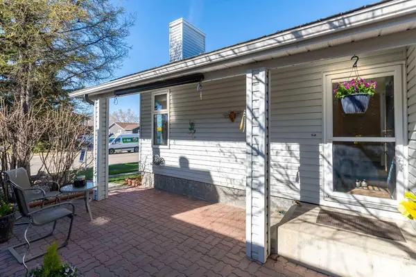 1112 Meadowbrook DR, Airdrie, AB T4A 1W9