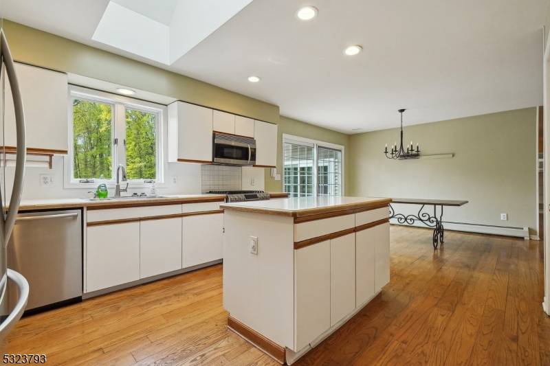 East Hanover Twp., NJ 07936,82 Silver Spring Ct
